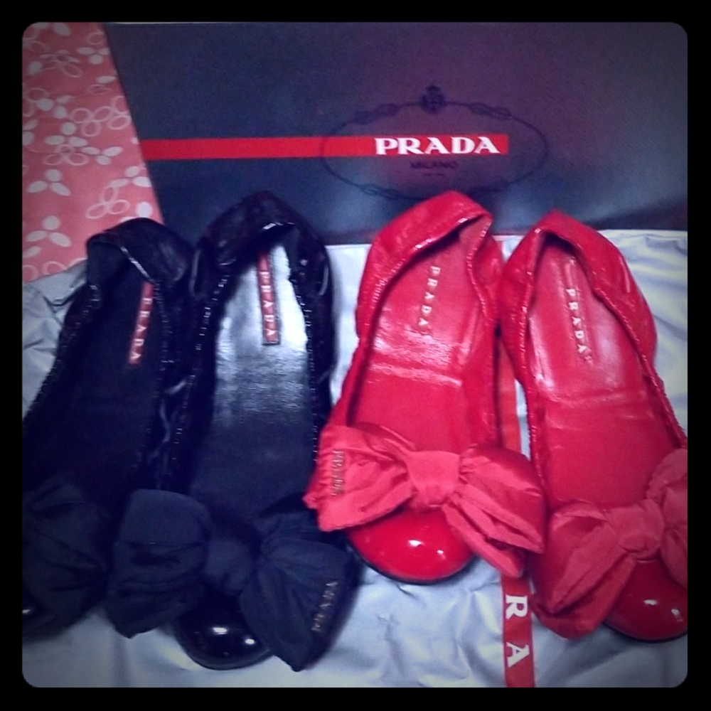 Set of 2 pairs of Prada bow flats in red and black